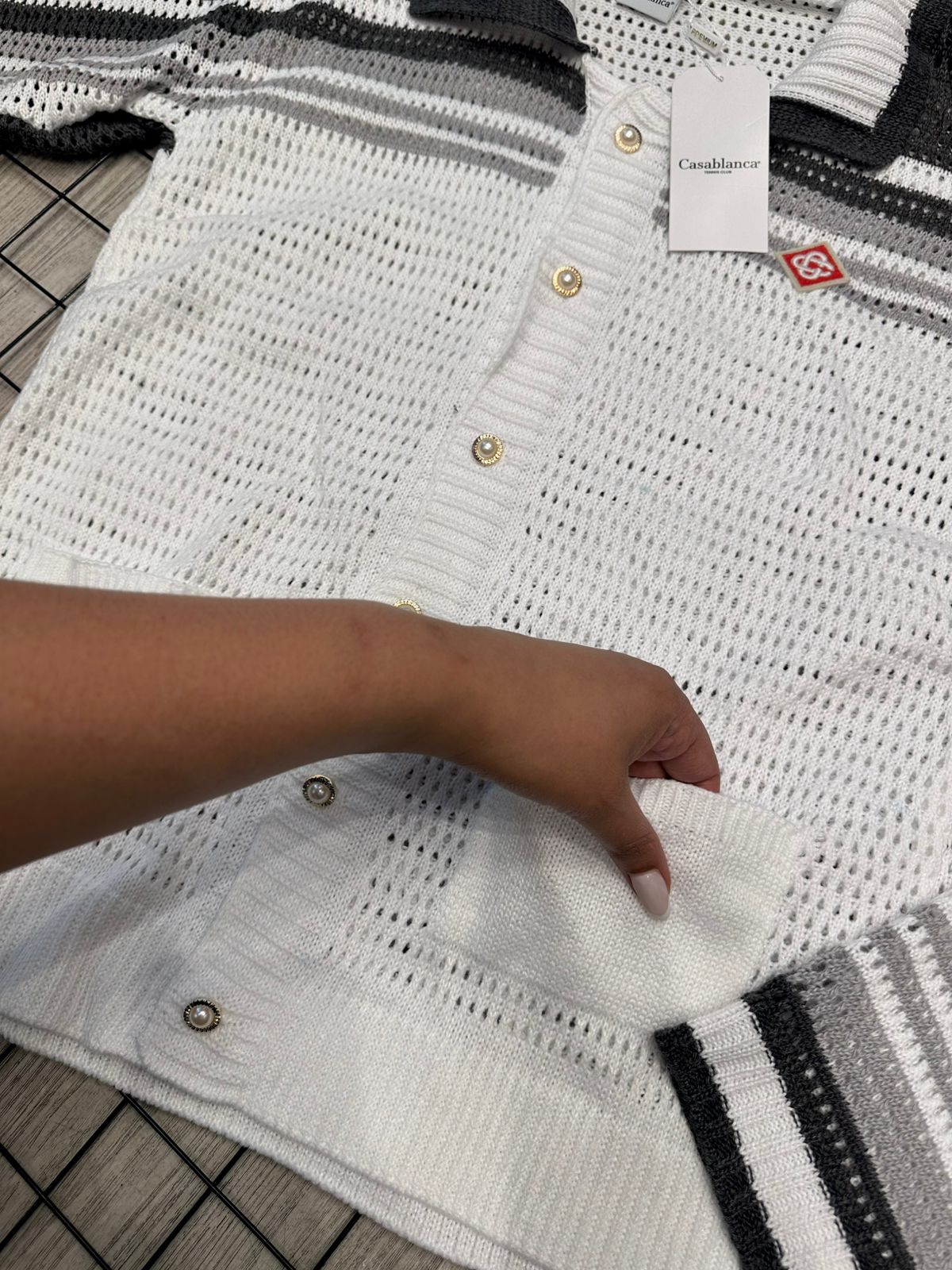 Conjunto Casablanca branco com listras cinza em crochê. Limitado.