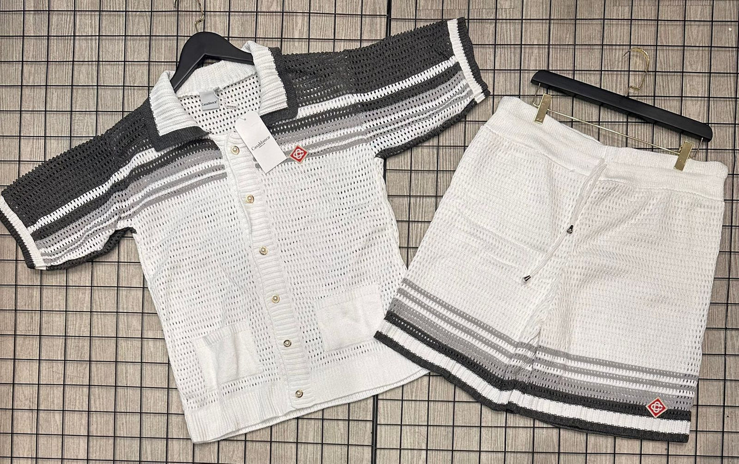 Conjunto Casablanca branco com listras cinza em crochê. Limitado.