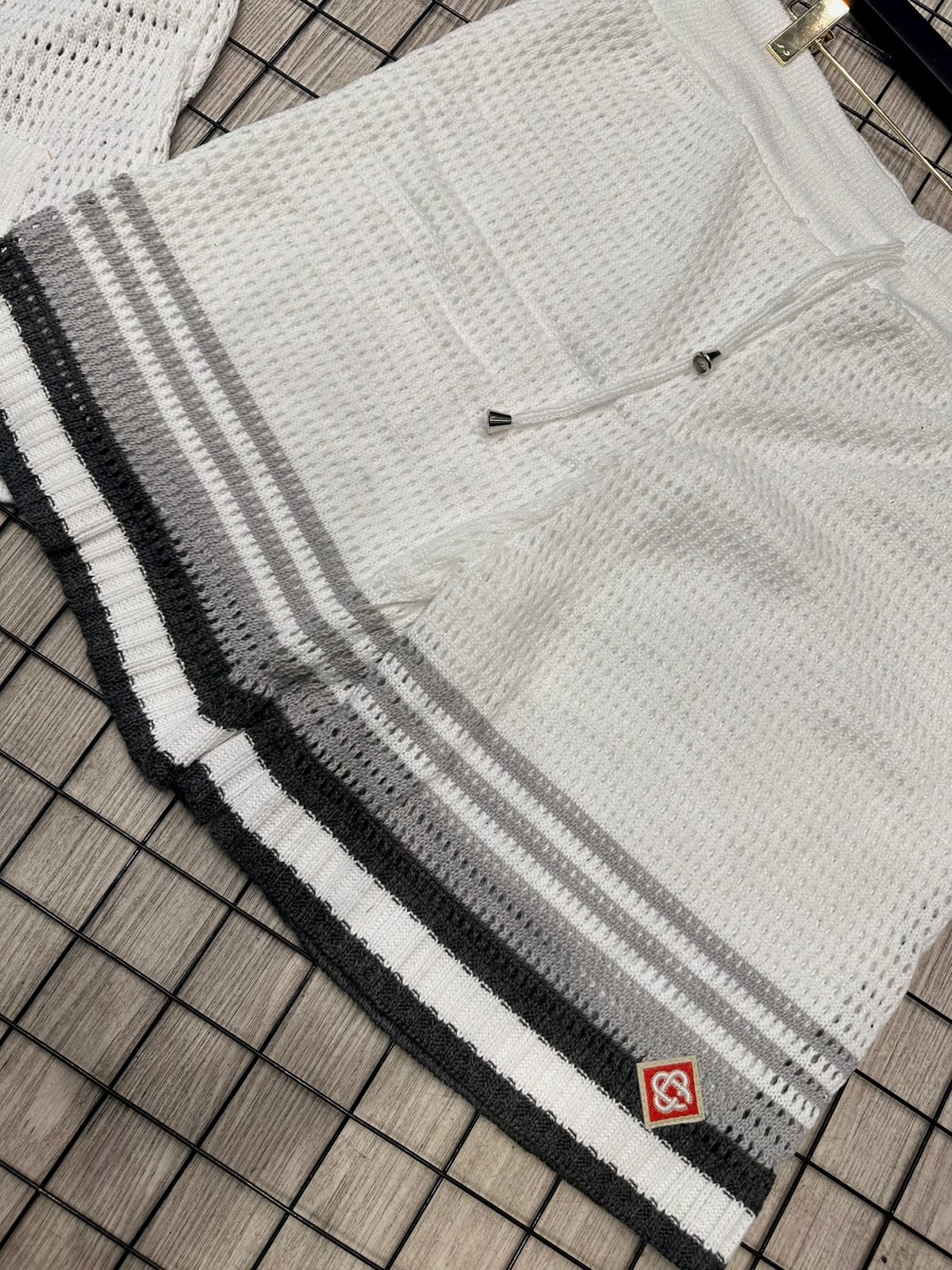 Conjunto Casablanca branco com listras cinza em crochê. Limitado.