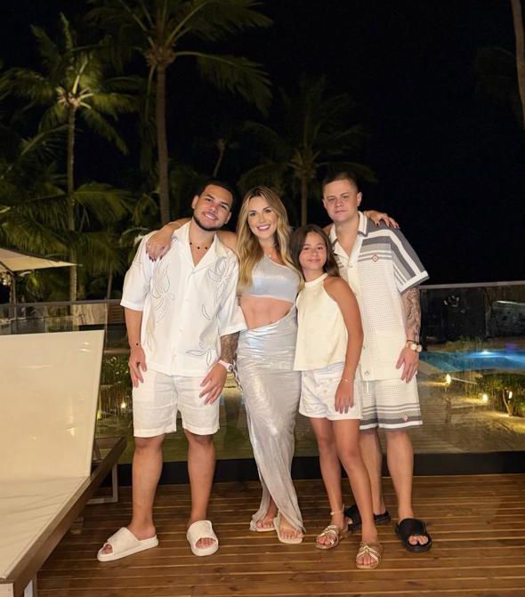 Conjunto Casablanca branco com listras cinza em crochê. Limitado.